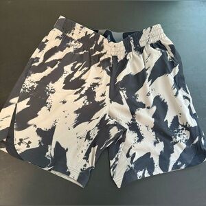 Under Armour Men’s Elevated Woven Print Men’s LG Fitted Athletic Shorts. NWT